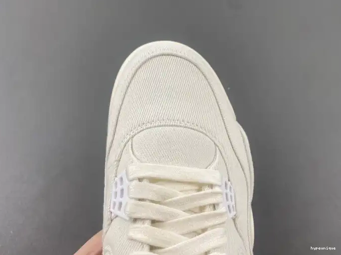 HYPE 'White' Air Jordan Levi's x 4 AO2571-100 0607